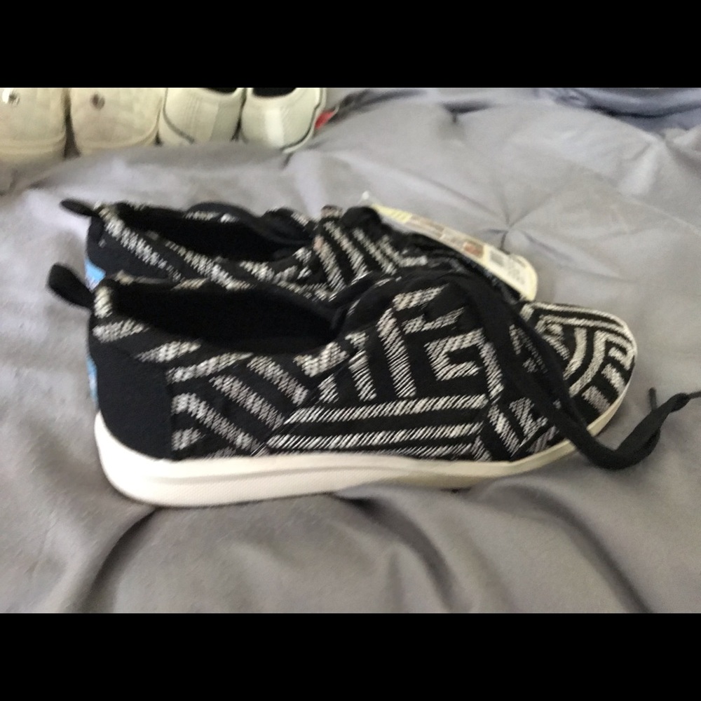 Toms sneakers size 7.5